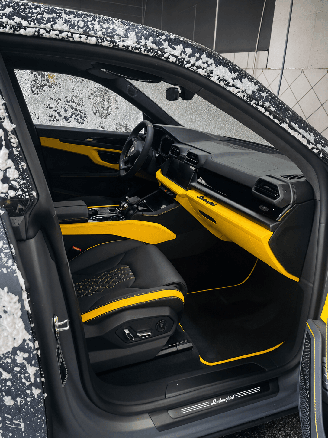 Ouvrir l’image : Habillage intérieur jaune et noir