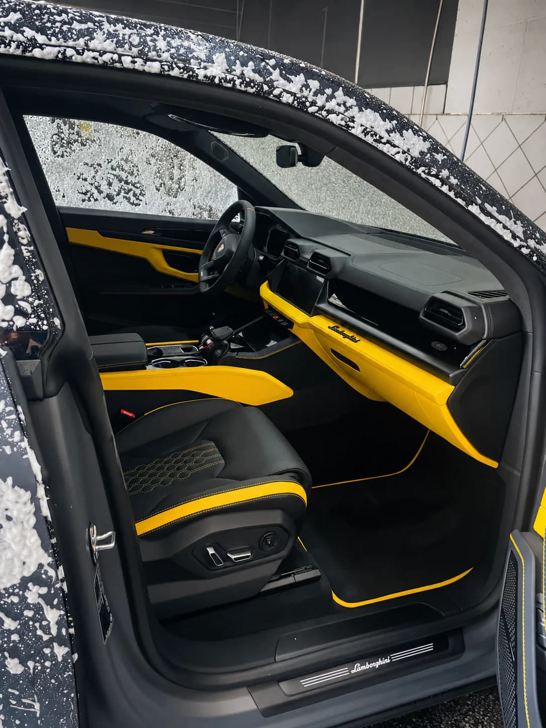 Ouvrir l’image : Habillage intérieur jaune et noir